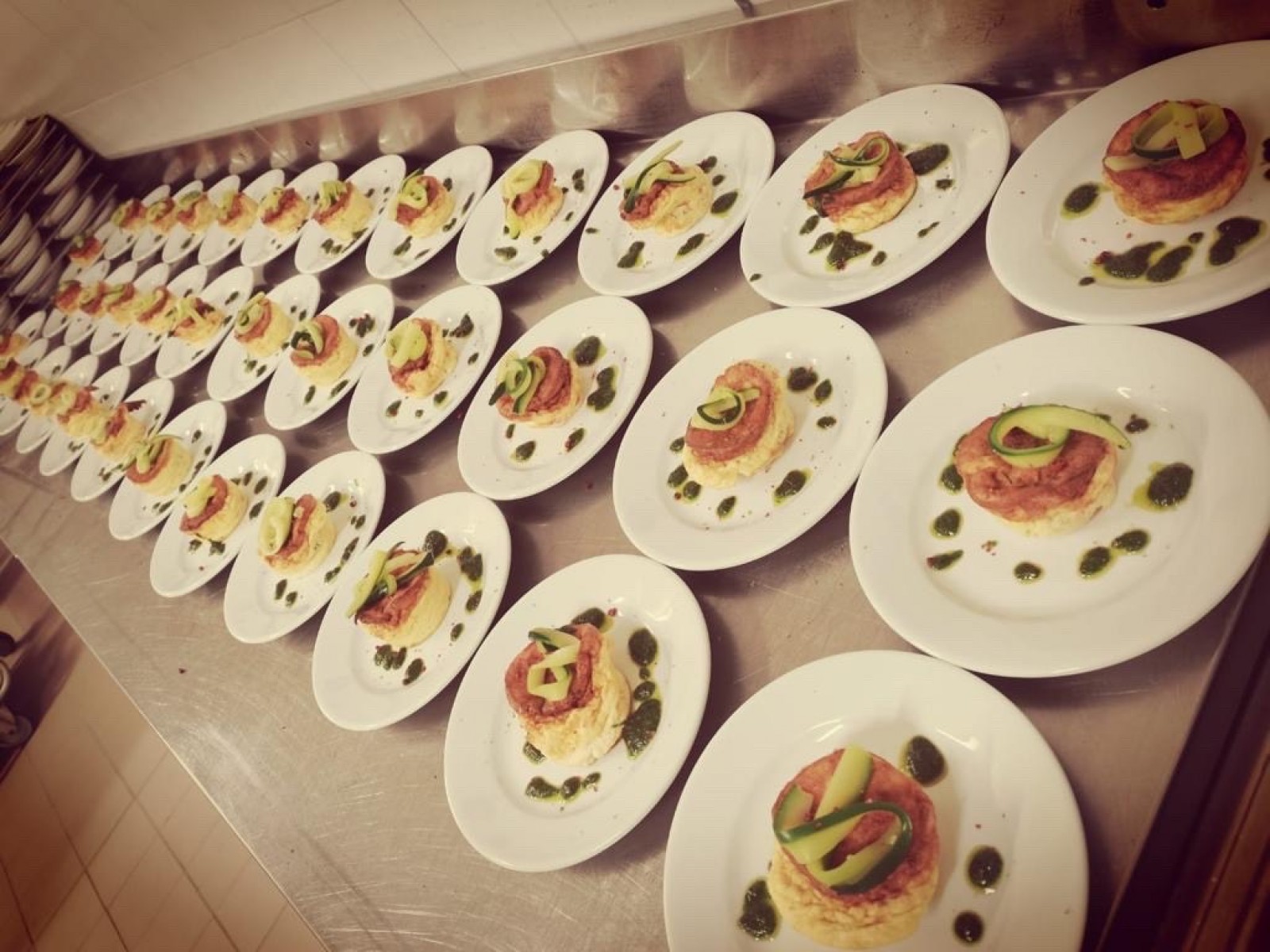 Nos cuisiniers font des plats de grands chefs pour vos enfants dans les cantines scolaires de Marseille, dans le 13.