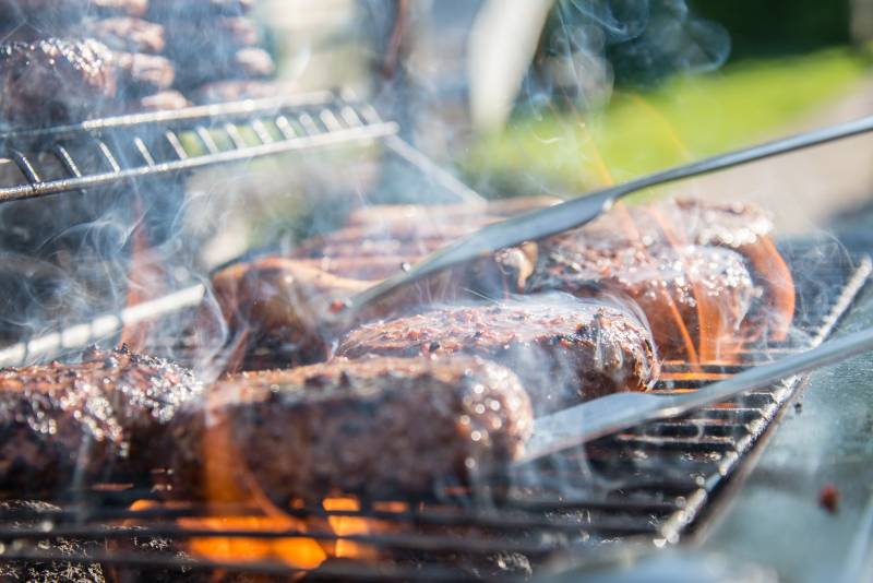 Cuisiner un steak haché frais VBF avec 15% MG 100% - origine France et Production Locale pour les collégiens de Roquepertuse proche de Rognac