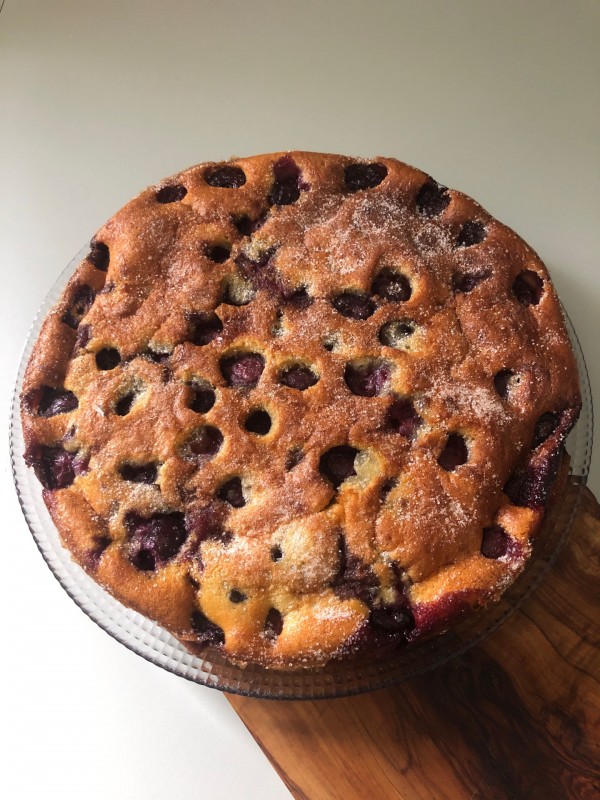 Préparation d’un clafoutis aux cerises noires pour des collégiens de la ville de Velaux, près de Rognac