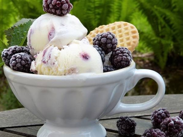C'est l'été, préparez de bonnes coupes de glaces avec des topping