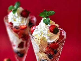 C'est l'été, préparez de bonnes coupes de glaces avec des topping