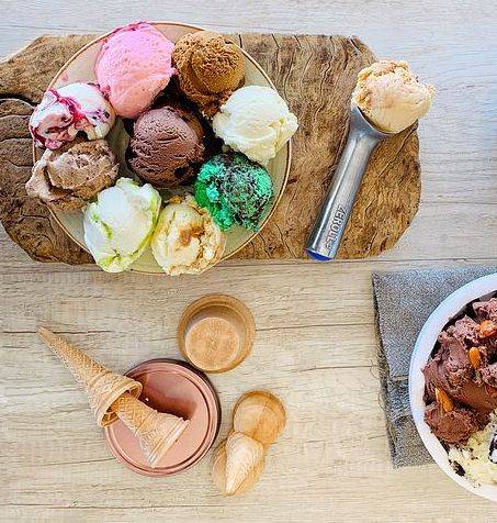 C'est l'été, préparez de bonnes coupes de glaces avec des topping