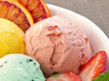 C'est l'été, préparez de bonnes coupes de glaces avec des topping