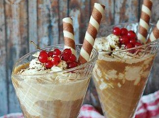 C'est l'été, préparez de bonnes coupes de glaces avec des topping