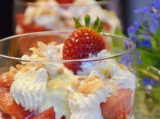 C'est l'été, préparez de bonnes coupes de glaces avec des topping